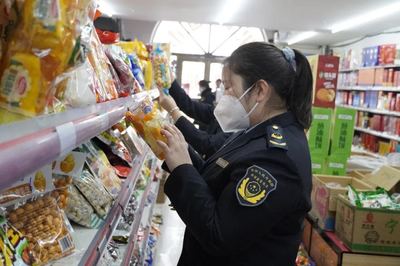 哈巴河開展節前市場專項檢查 守護群眾“舌尖上的安全”